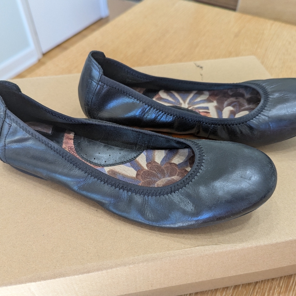Born Julianne Black Leather Flats W 9.5 M EUC!